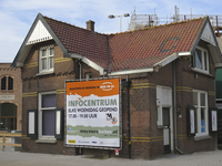 906599 Gezicht op het infocentrum voor het nieuwbouwproject 'Meysters Buiten' in een voormalige dienstwoning van de ...